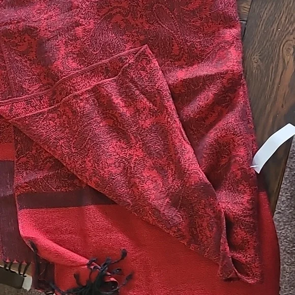 Beautiful scarf - Picture 2 of 2